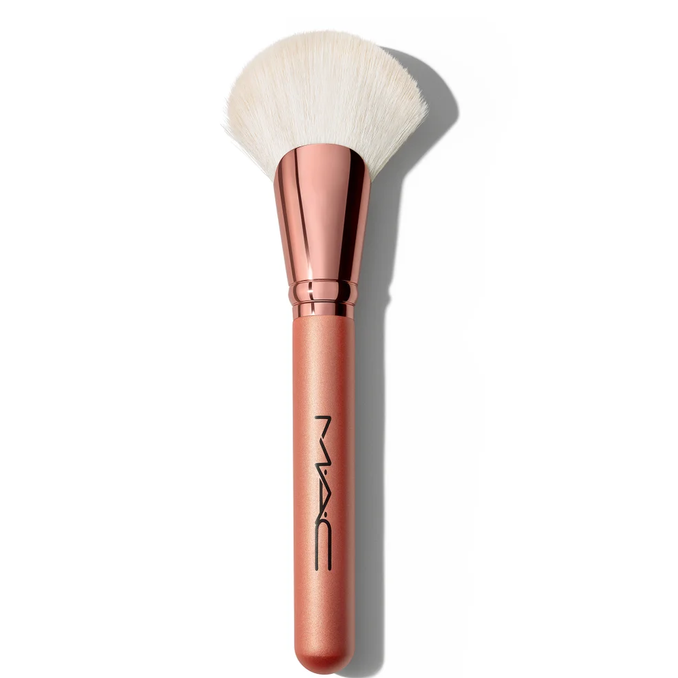MAC 143S Bronzer Fan Brush Image 1